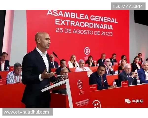 西足协前主席鲁比亚莱斯在发布会被扔鸡蛋，试图回击但被拦住